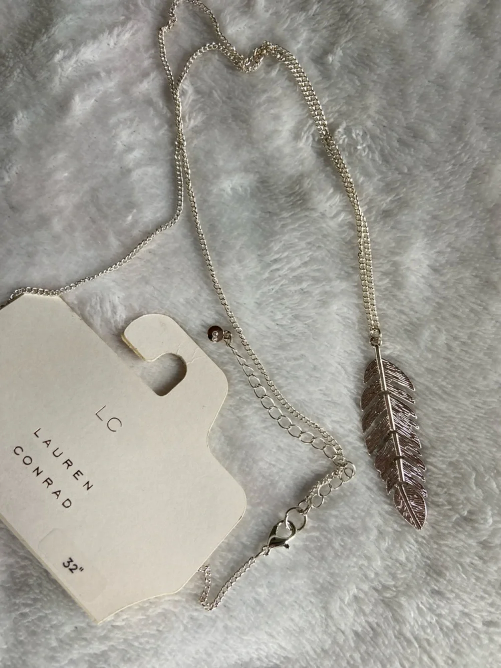 🏷️ BNWT Lauren Conrad 32” Silver Feather Pendant Necklace